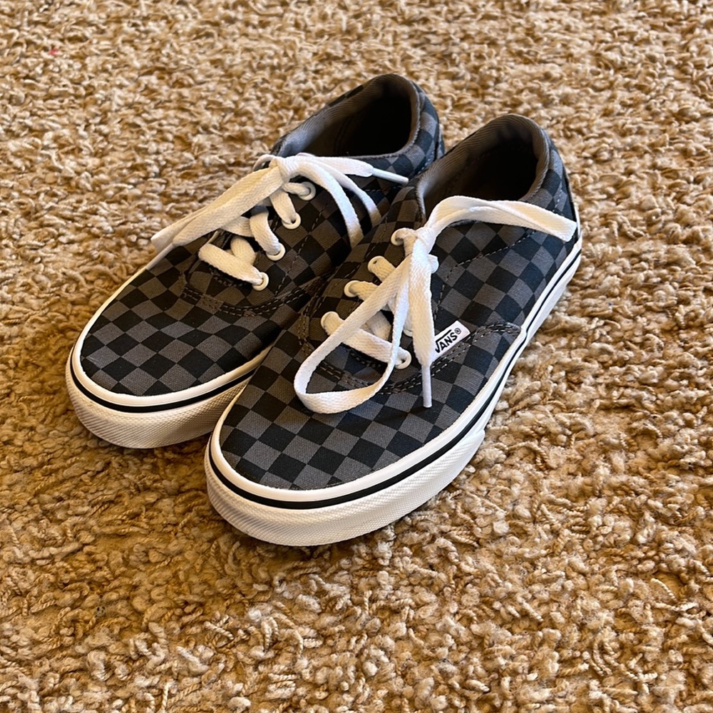 Boys Vans sz 1  tennis shoe